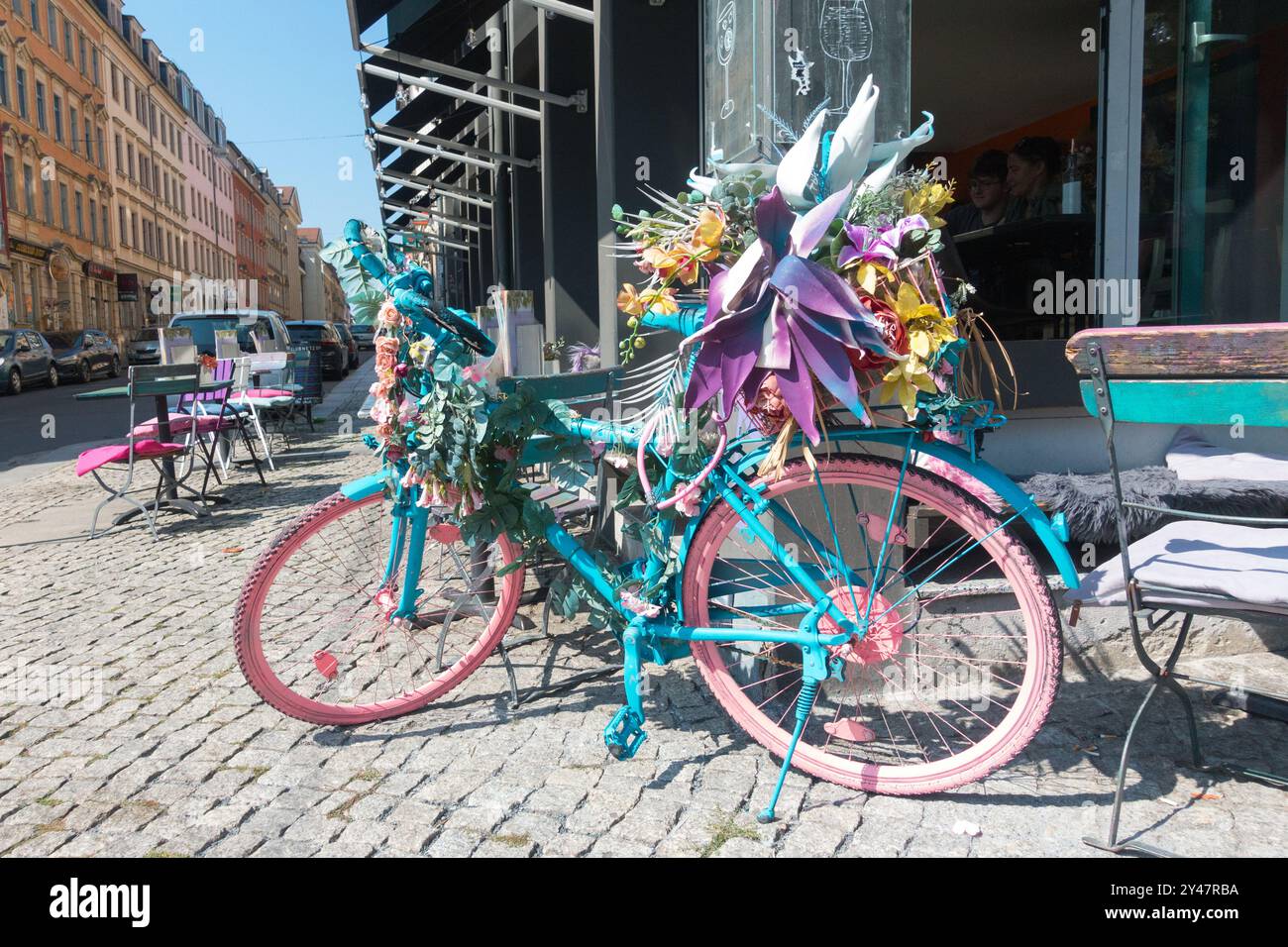 Décoratif vélo vélo Sidewalk Street City Town District Neustadt, Bar Restaurant Dresde Saxe Allemagne Europe Allemand européen Dresde Neustadt Banque D'Images