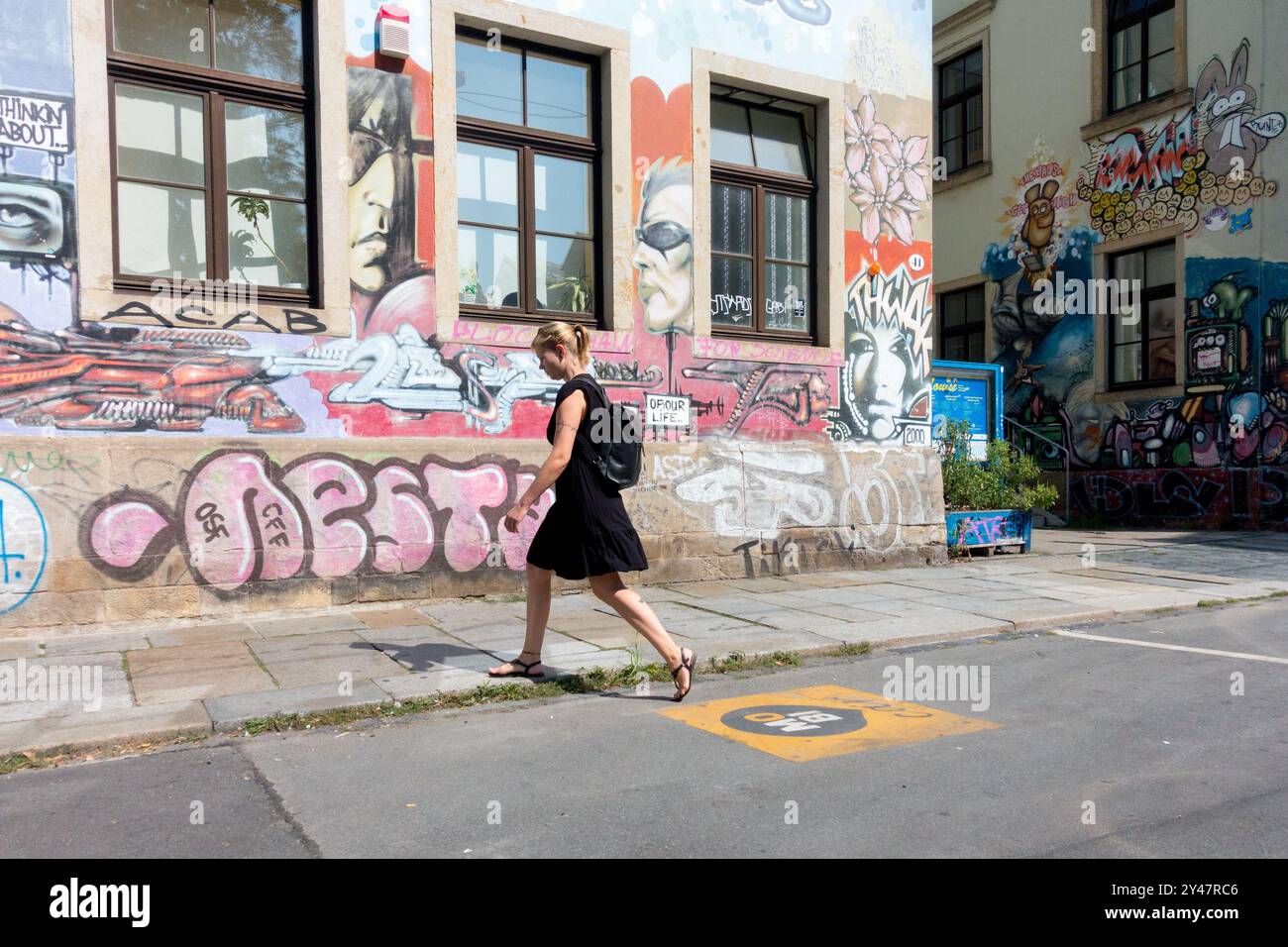 Jeune femme marche à pied City Town District Neustadt Dresde Saxe Allemagne Europe Summer Lifestyle Daily Life Street Art Graffiti Banque D'Images