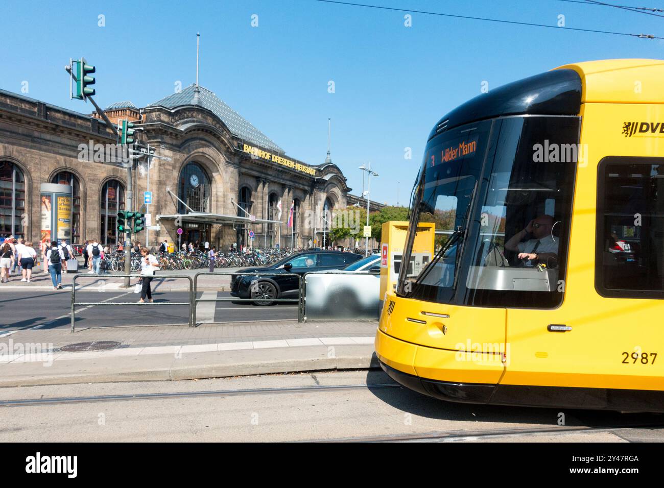 Tramway devant la gare ferroviaire du quartier de la ville Bahnhof Neustadt Dresde Saxe Allemagne Europe Allemand européen Banque D'Images