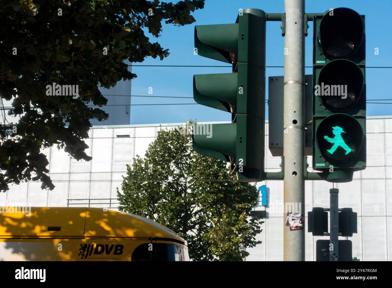 Vert piéton feu de circulation Dresde Allemagne Ampelmannchen homme avec chapeau signal pour la marche, symbole est-allemand Banque D'Images
