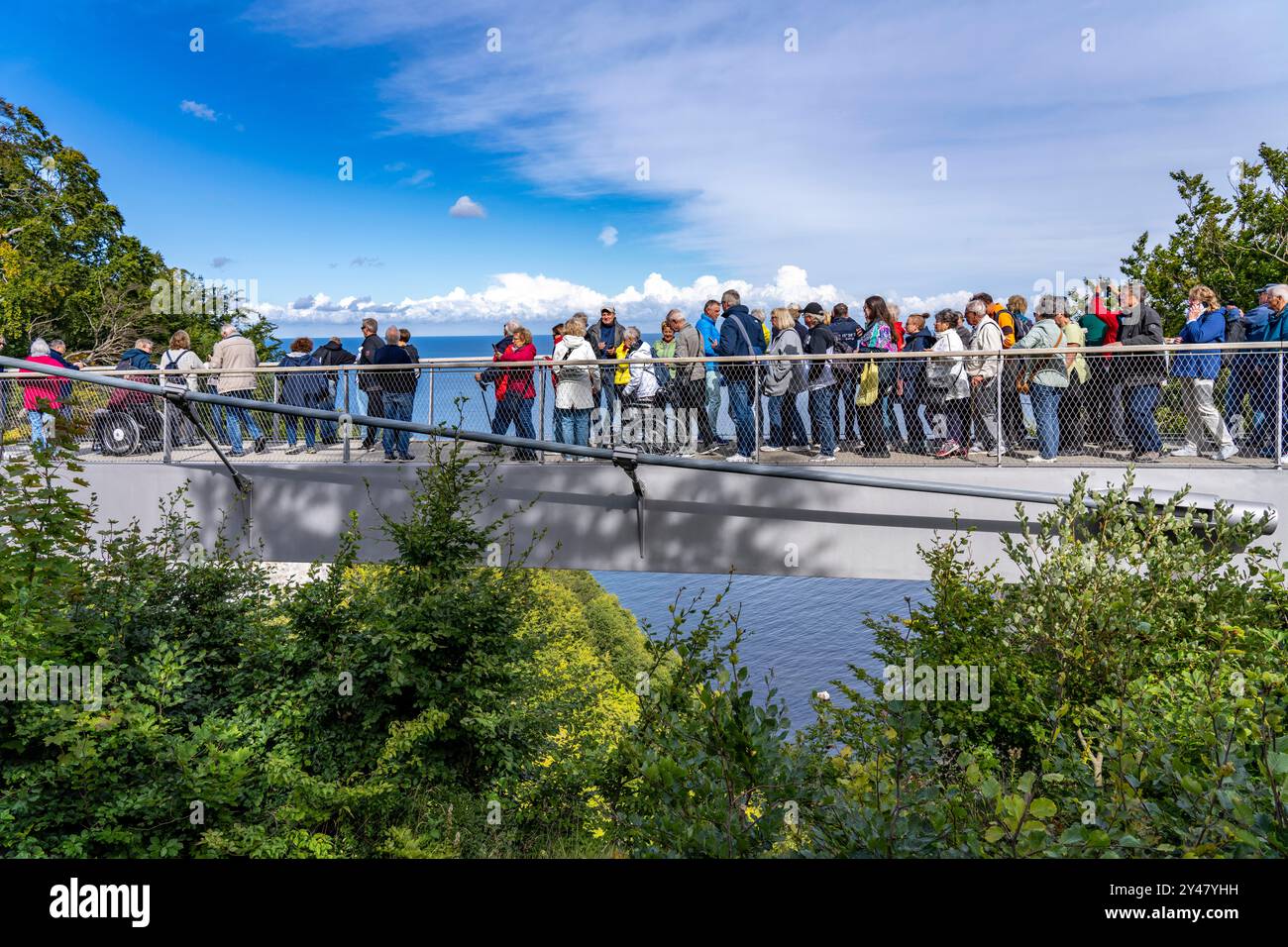 Le Skywalk est sur les falaises de craie de Rügen, plate-forme Königsstuhl observation sur la célèbre formation rocheuse de Königsstuhl, sans obstacle, dans le Jasmund National Banque D'Images