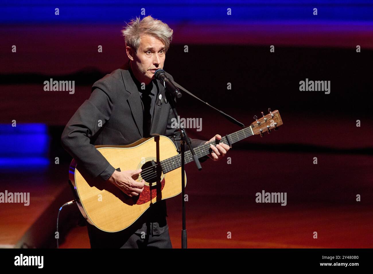 Hambourg, Allemagne. 16 septembre 2024. Dirk von Lowtzow, musicien et écrivain, se produit sur scène dans la Grande salle de l'Elbphilharmonie lors du concert de solidarité "appel à l'humanité". Avec le concert initié par le pianiste Levit, de nombreuses célébrités veulent montrer l’exemple contre l’antisémitisme grandissant en Allemagne. Crédit : Georg Wendt/dpa/Alamy Live News Banque D'Images