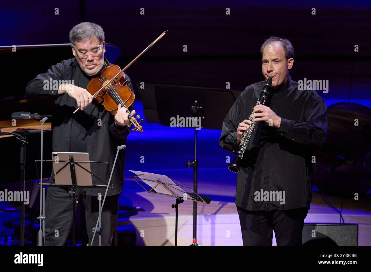 Hambourg, Allemagne. 16 septembre 2024. Alan Gilbert (à gauche), chef d'orchestre américain, et Gaspare Buonomano, clarinettiste, sur scène lors du concert de solidarité "appel à l'humanité" dans le Grand Hall de l'Elbphilharmonie. Avec le concert initié par le pianiste Levit, de nombreuses célébrités veulent montrer l’exemple contre l’antisémitisme grandissant en Allemagne. Crédit : Georg Wendt/dpa/Alamy Live News Banque D'Images