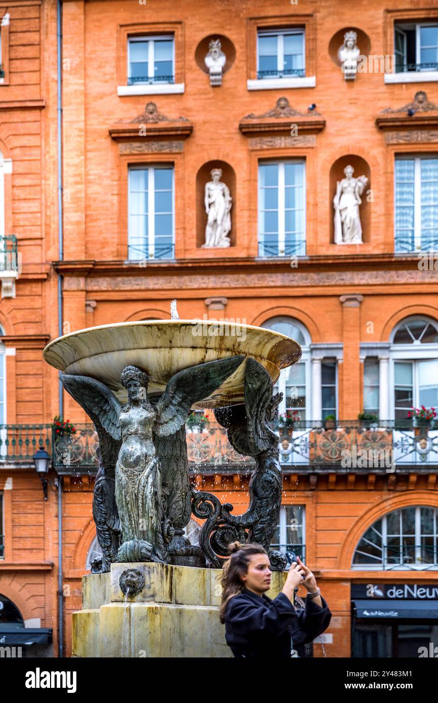 Toulouse, France - 8 septembre 2024 : fontaine de la place de la Trinité dans le centre historique de Toulouse Banque D'Images