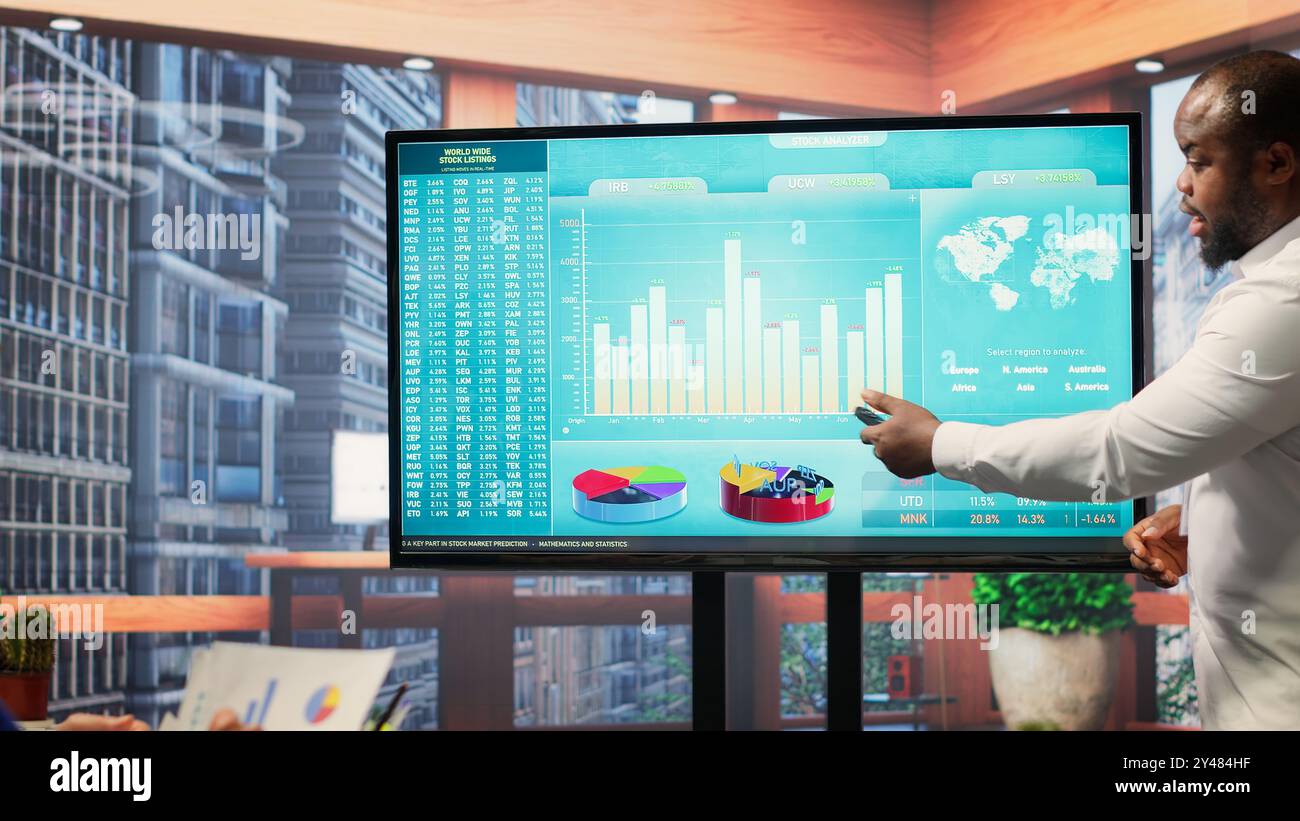 Couple de personnes âgées discutant des plans de retraite avec un planificateur financier, couvrant la stratégie d'épargne et les options de retraite. Les personnes d'âge moyen qui cherchent à investir pour sécuriser leur budget. Caméra A. Banque D'Images
