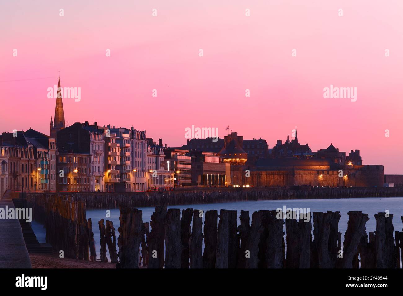 Architecture de la ville de Saint-Malo en Bretagne en France sous un coucher de soleil Banque D'Images