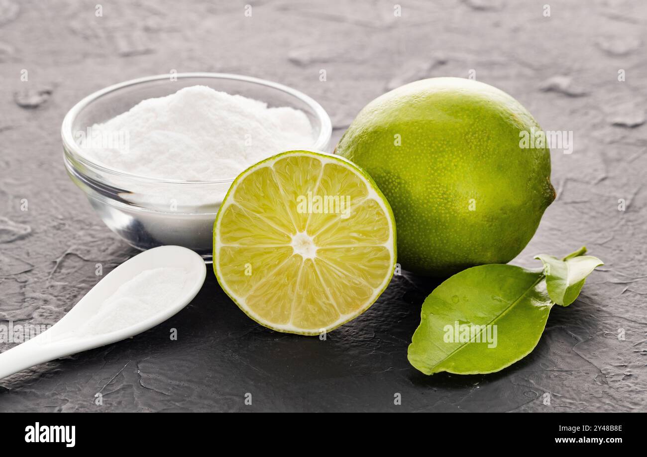 Citrus latifolia - citron et bicarbonate de soude. Banque D'Images