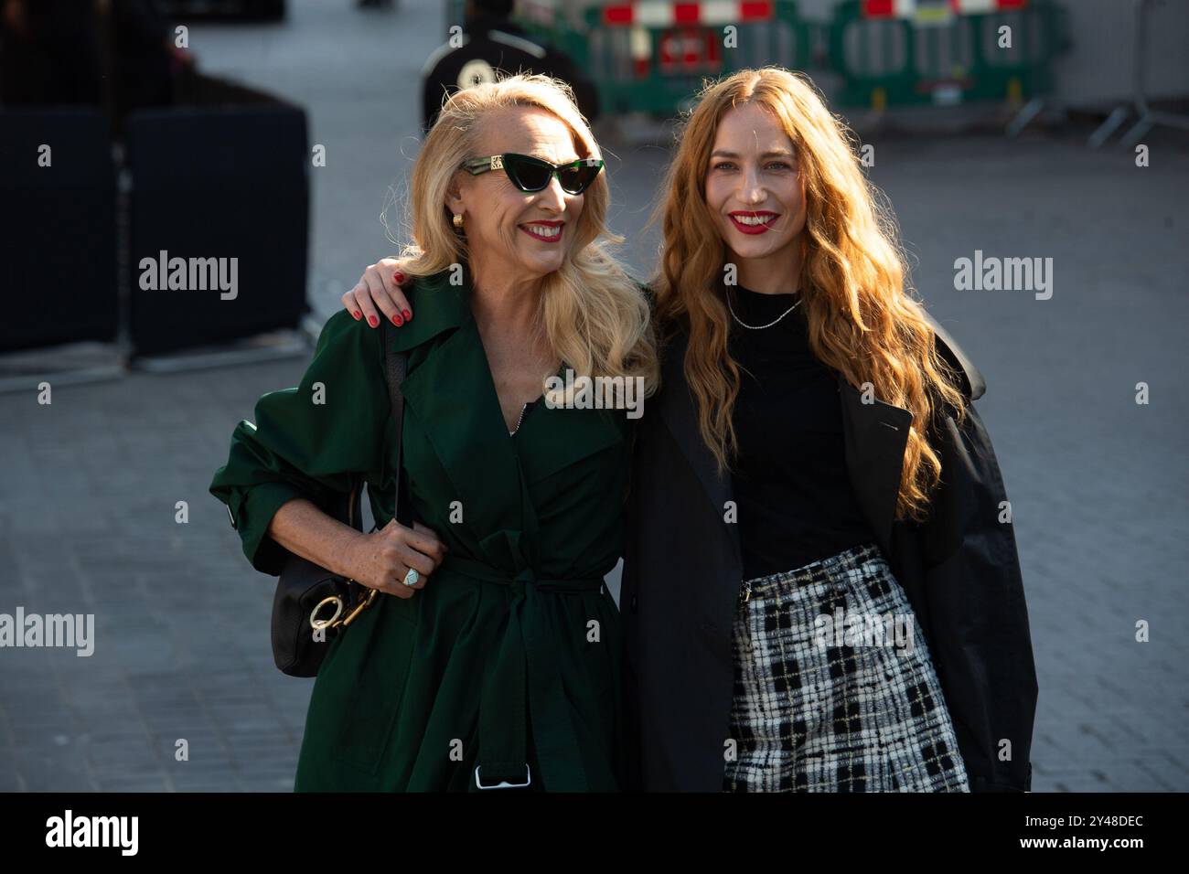 Londres, Royaume-Uni. 16 septembre 2024. Photo : (G-d) - Jerry Hall et sa fille Elizabeth Jagger assistent au défilé SS25 de Burberry pendant la semaine de la mode de Londres septembre 2024 au National Theatre. Crédit : Justin Ng/Alamy Live News Banque D'Images