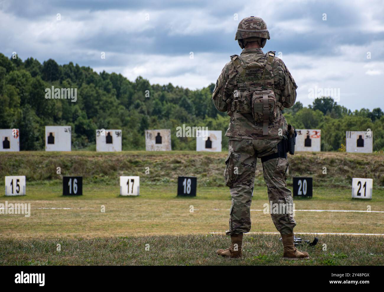 Brandon Leonard, 381st Military police Company, observe sa cible lors du match de cette année au Camp Atterbury, près d’Édimbourg, Indiana, le 13 septembre 2024. TAG match est une compétition de tir annuelle visant à promouvoir l'excellence dans la formation au tir. (Photo de la Garde nationale de l'Indiana par le sergent d'état-major Kelsea Cook) Banque D'Images