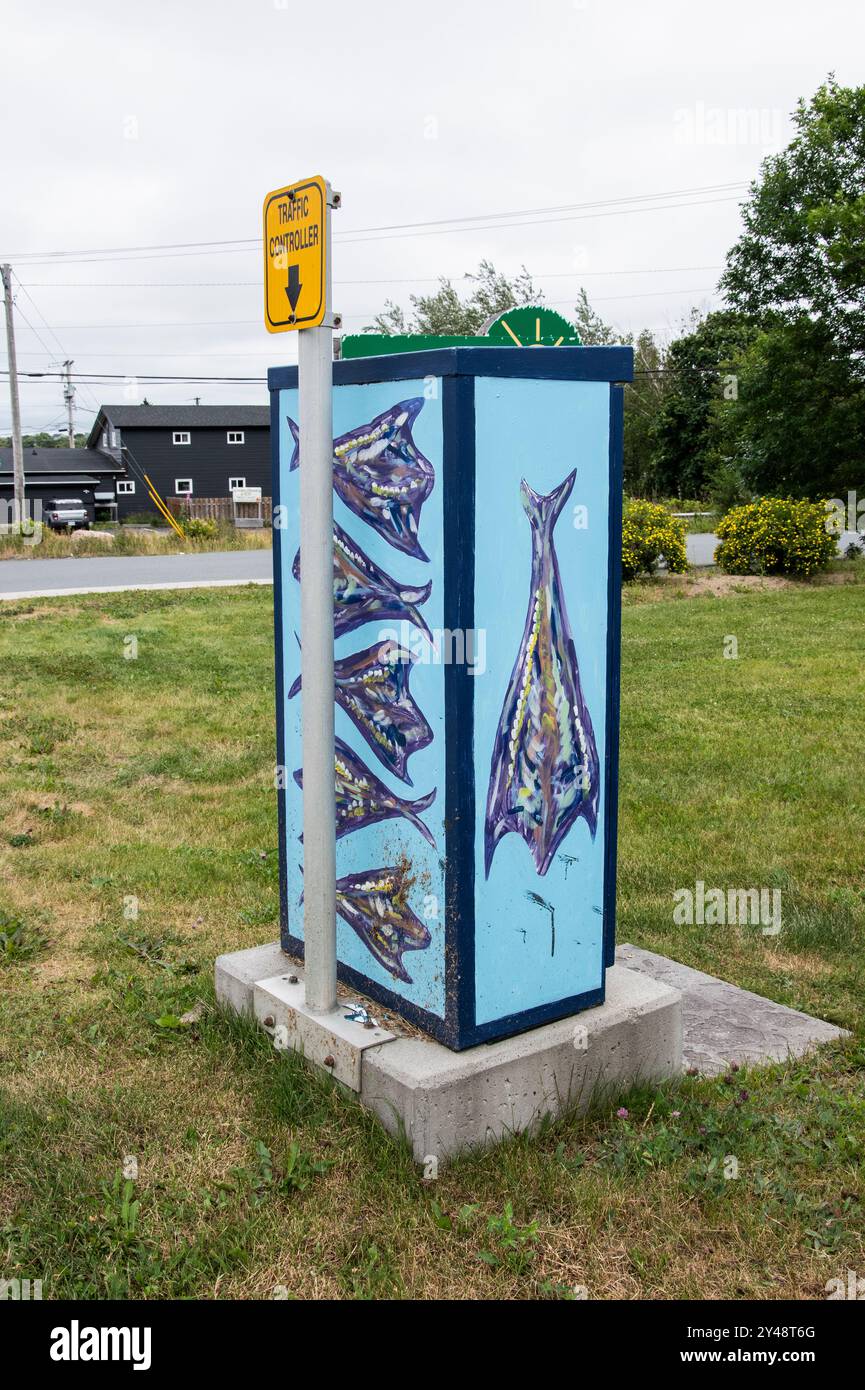 Peinture murale de morue séchée sur le boîtier de contrôle de la circulation électrique dans conception Bay South, Terre-Neuve-et-Labrador, Canada Banque D'Images