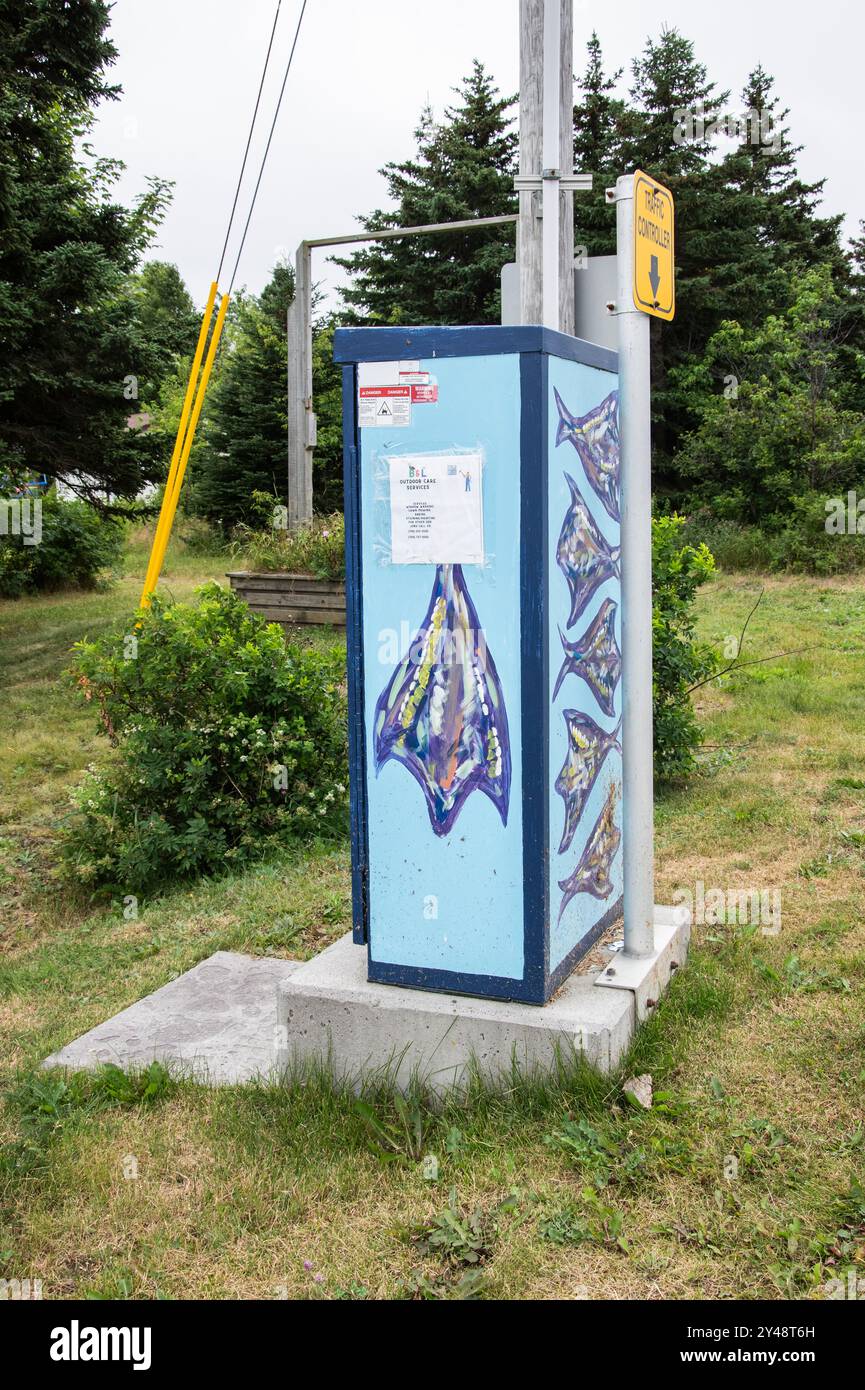 Peinture murale de morue séchée sur le boîtier de contrôle de la circulation électrique dans conception Bay South, Terre-Neuve-et-Labrador, Canada Banque D'Images