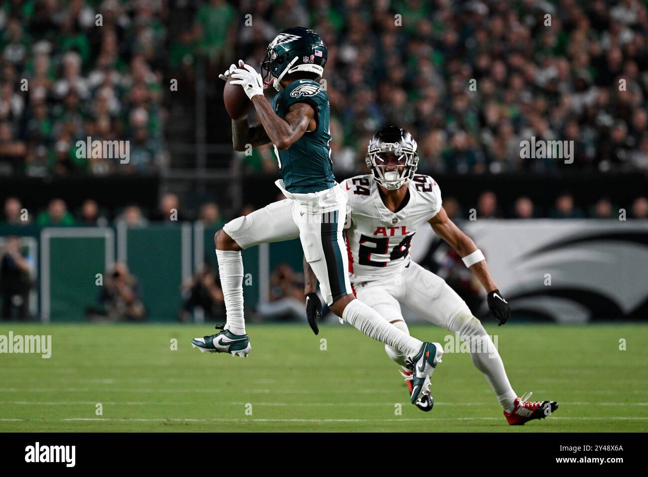 Philadelphie, Pennsylvanie, États-Unis. 16 septembre 2024. DeVonta Smith (6), réceptrice des Philadelphia Eagles Wide, fait une prise lors de la première mi-temps contre les Atlanta Falcons à Philadelphie, en Pennsylvanie. Eric Canha/CSM/Alamy Live News Banque D'Images