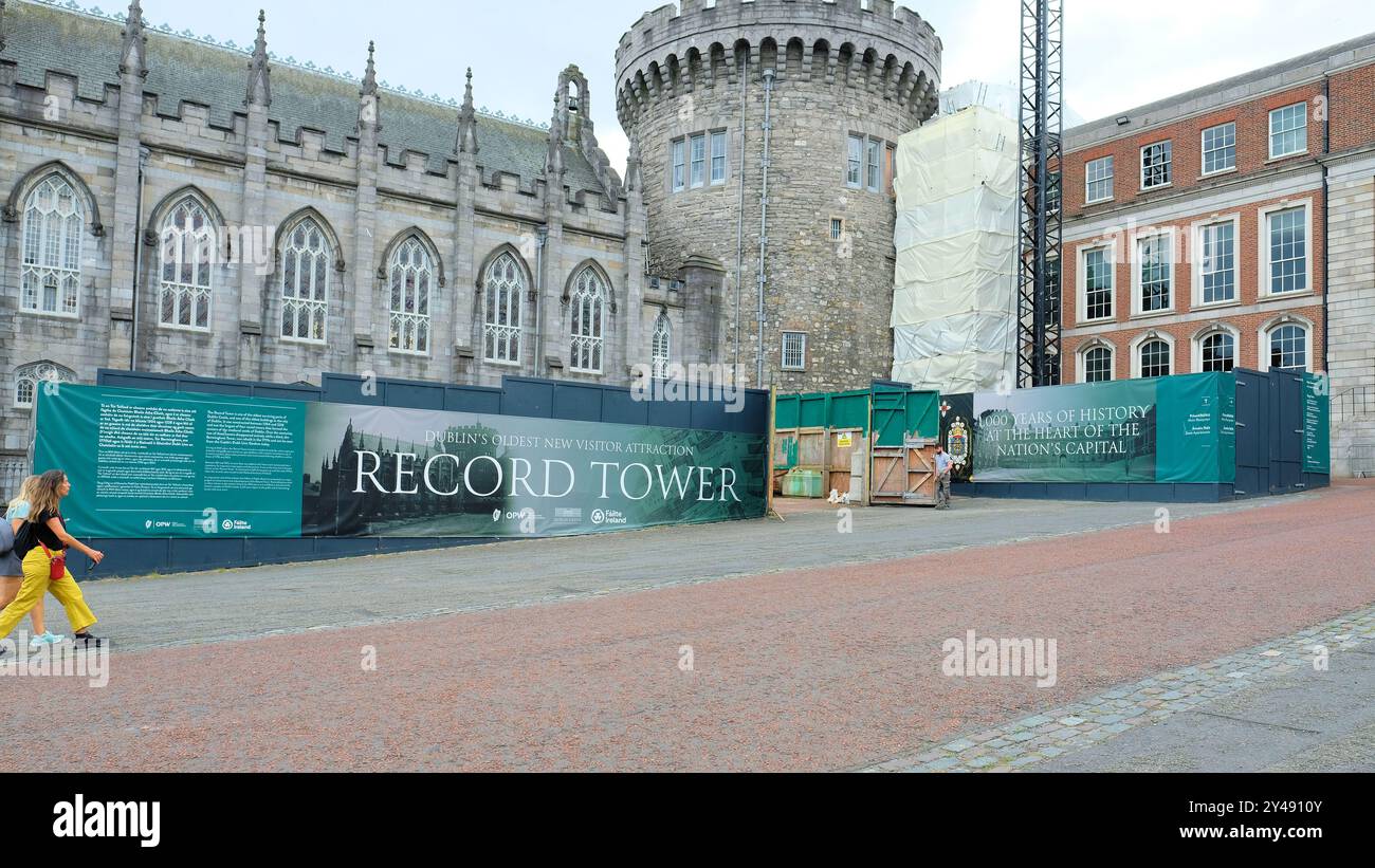 Clôture et bannière à la Tour Record du château de Dublin à Dublin, Irlande expliquant le projet de restauration en cours par le Bureau des travaux publics en 2024. Banque D'Images