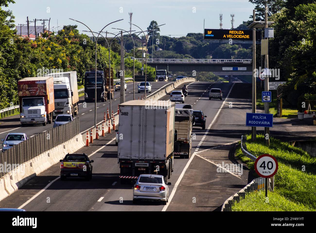 Marilia, SP, Brésil, 21 mars 2023. Déplacement des véhicules sur la route SP-294, qui traverse la ville de Marília, dans la région du centre-ouest de Banque D'Images