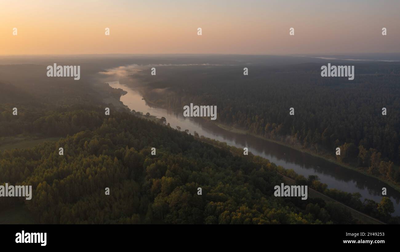 Beau paysage de couleurs douces de forêts vertes et lac le matin avec le ciel lever du soleil. Paysage naturel. Neries regioninis parkas. Eau et fores Banque D'Images