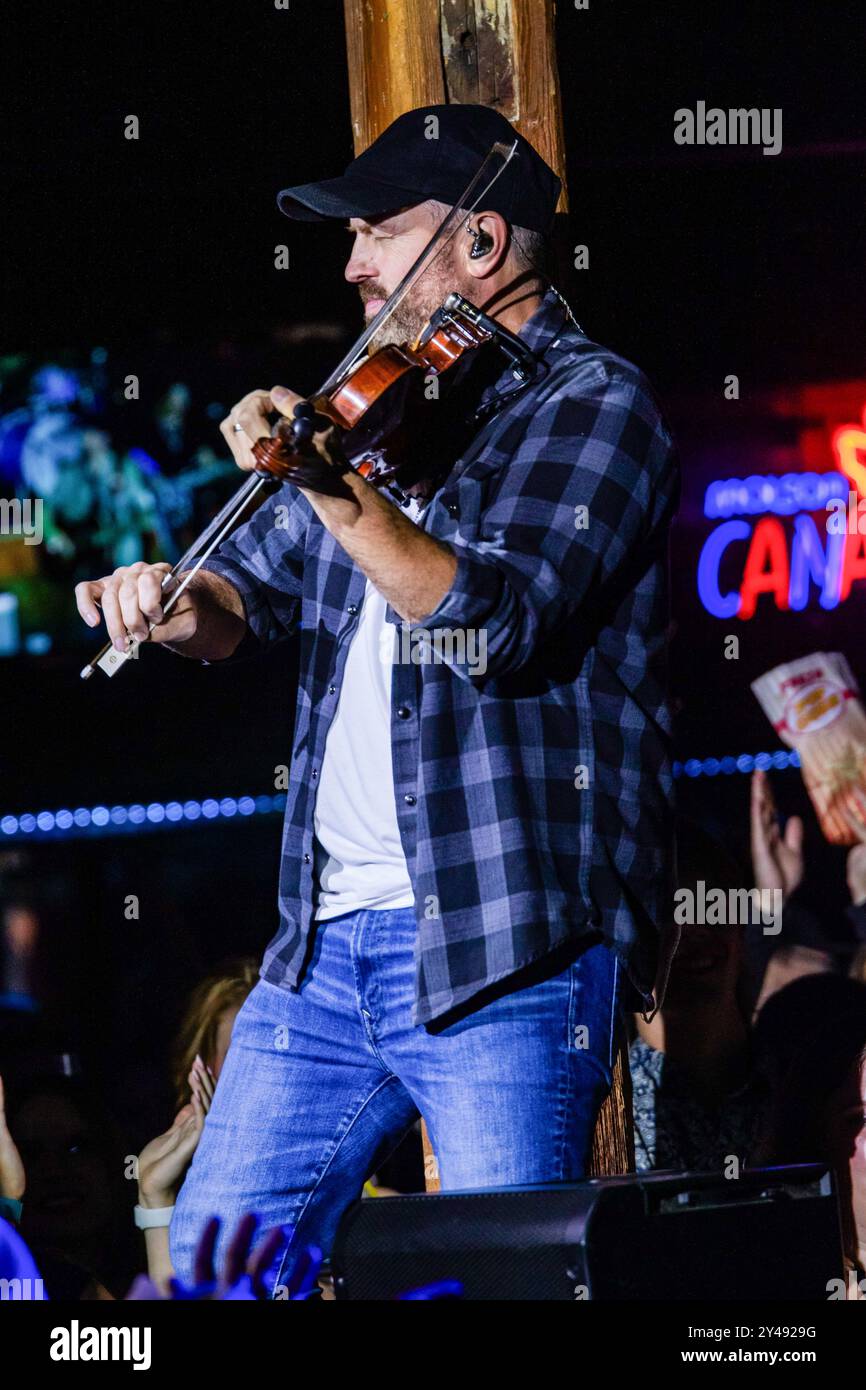 Edmonton, Canada. 14 septembre 2024. Tyler Vollrath on Fiddle se produit lors des Prix non officiels de la Canadian Country Music Association After Party au Cook County Saloon à Edmonton. (Photo de Ron Palmer/SOPA images/SIPA USA) crédit : SIPA USA/Alamy Live News Banque D'Images
