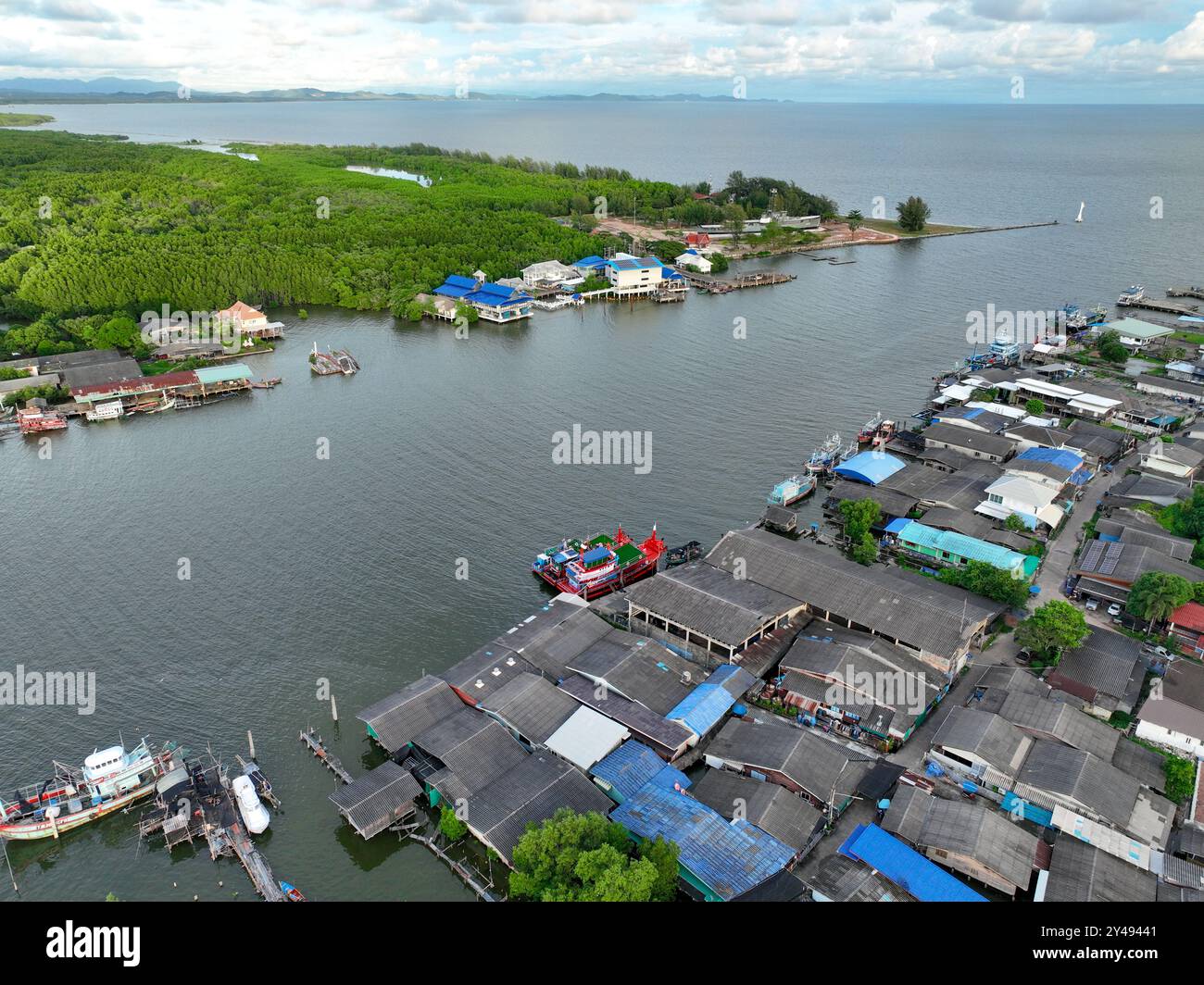 Paysage aérien de l'estuaire de Pak Nam Prasae à Rayong, Thaïlande. La communauté de pêcheurs, la forêt de mangroves et la rivière mettent en valeur l'écotourisme durable et le filet Banque D'Images