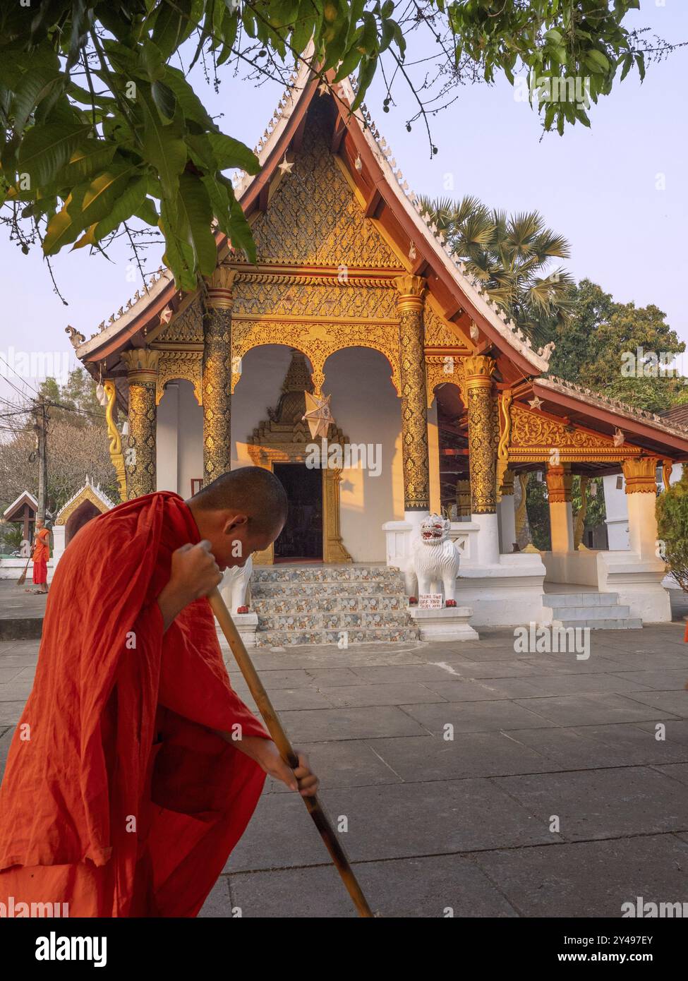 LAOS, LUANG PRABANG, MOINES ENTRETENANT LE TEMPLE DE VAT SYRIMOUNGKOUN XAIYARAM Banque D'Images