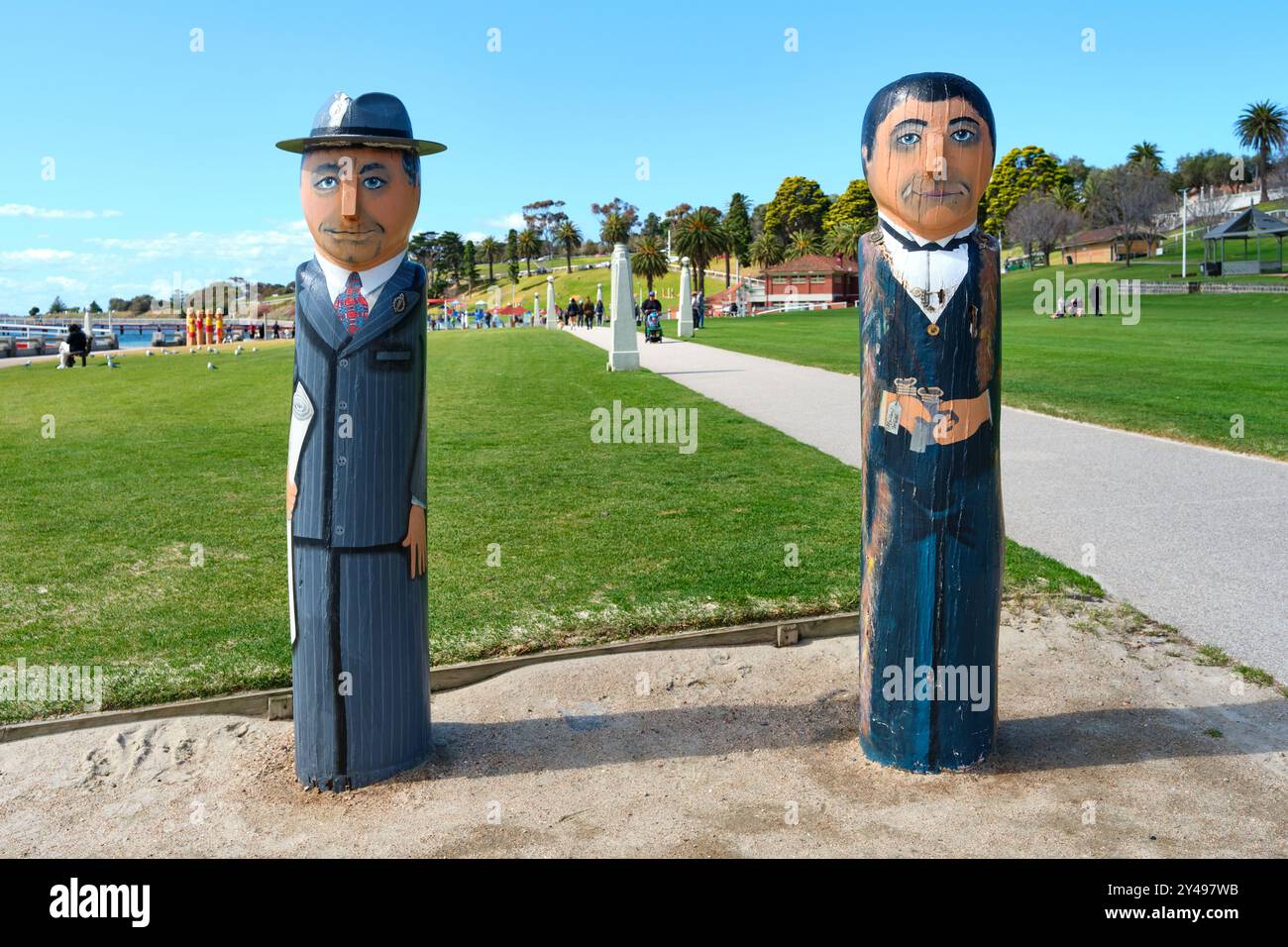 Deux des œuvres de Geelong Bollards de Jan Mitchell, représentant Ian McDonald, arpenteur de Geelong, et le maire Robert Johnstone, Victoria, Australie Banque D'Images