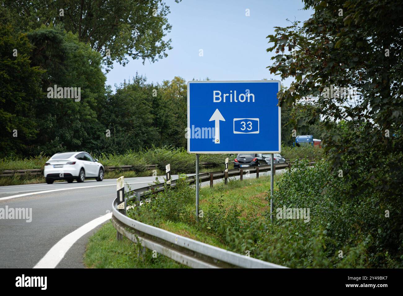 Deutschland 06. Septembre 2024 : Im Bild : Ein Verkehrsschild an der Autobahn, A33, A 33, mit dem Hinweis auf die Fahrtrichtung Brilon. *** Allemagne 06 septembre 2024 sur la photo Un panneau de signalisation sur l'autoroute, A33, A 33, indiquant la direction de Brilon Copyright : xFotostandx/xGelhotx Banque D'Images