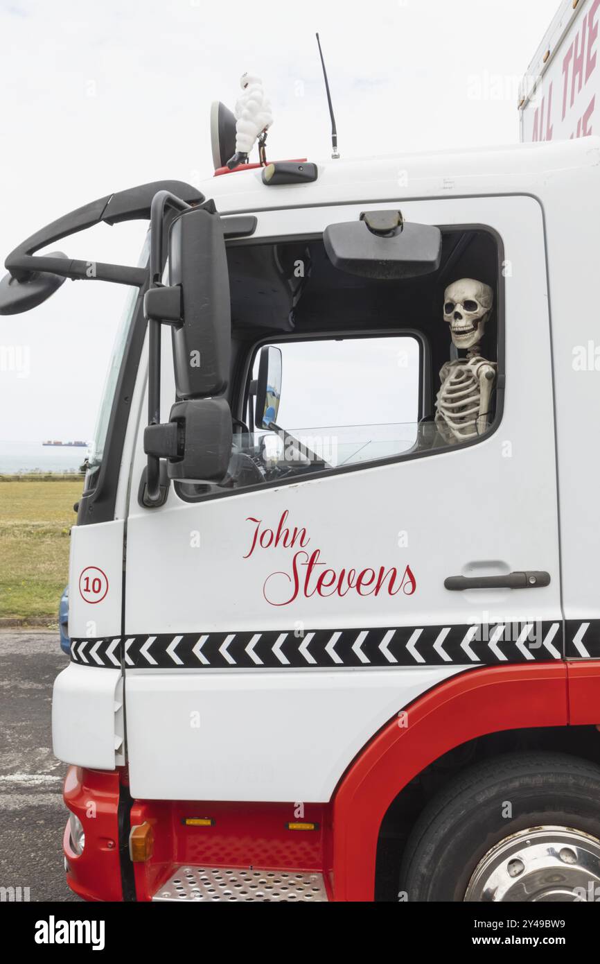 Angleterre, Kent, Margate, Margate Carnival, drôle d'image de squelette dans le siège passager de conducteur de camion Banque D'Images