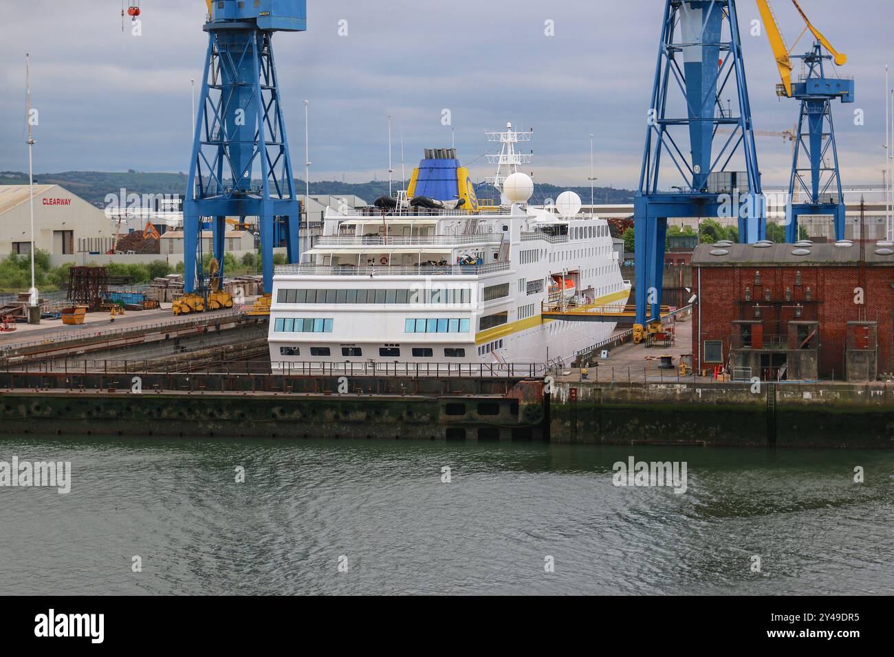 Belfast, Royaume-Uni. 16 septembre 2024 : bateau de croisière en cale sèche Harland & Wolff. Le chantier naval, constructeur de Titanic, entre dans l'administration, une procédure d'insolvabilité britannique, pour 2d temps en 5 ans. Depuis sa création en 1861, 2 000 navires, navires offshore ou structures métalliques ont vu le jour dans les chantiers navals Appledore & Befast H&W. La construction navale et la réparation navale ont été une partie importante de l'histoire industrielle portuaire de l'Irlande du Nord. Récemment, le chantier naval a subi des retards sur le navire résidentiel Villa vie Residences Odyssey, attendant des mois pour commencer une croisière sans fin. Crédit : Kevin Izorce/Alamy Live News Banque D'Images