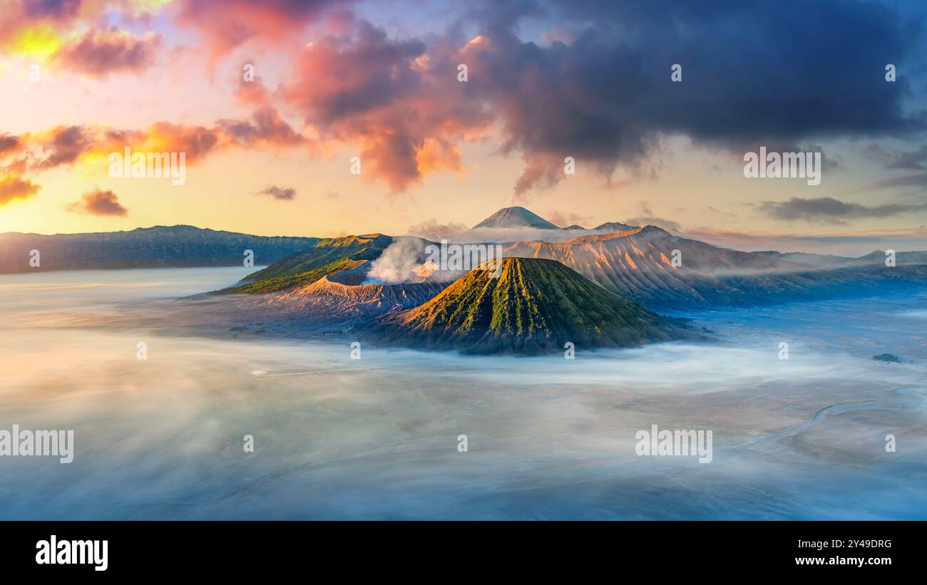 Le Mont Bromo volcan Gunung Bromo ()dans le Parc National de Bromo Tengger Semeru, l'Est de Java, Indonésie. Banque D'Images