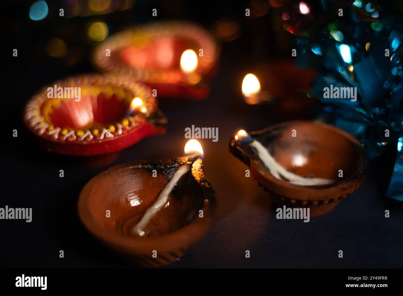 Lampes en argile brillantes pendant les célébrations du festival indien Diwali sur fond noir. Mise au point sélective Banque D'Images