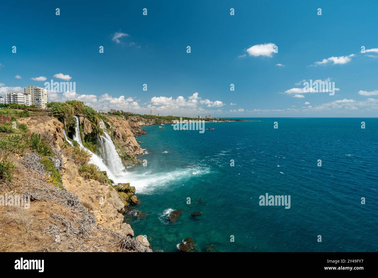 Lower Duden Waterfall dans le parc de Duden, qui coule des falaises d'Antalya, Turquie dans la mer Méditerranée Banque D'Images