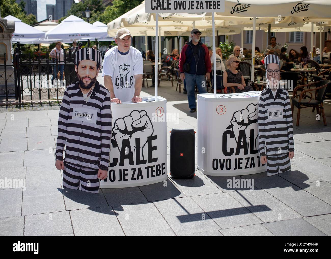 Serbie, le 18 mai 2024 : un activiste se tient derrière un stand orné de dépliants et de badges, représentant une campagne pour l’administration de la ville Banque D'Images