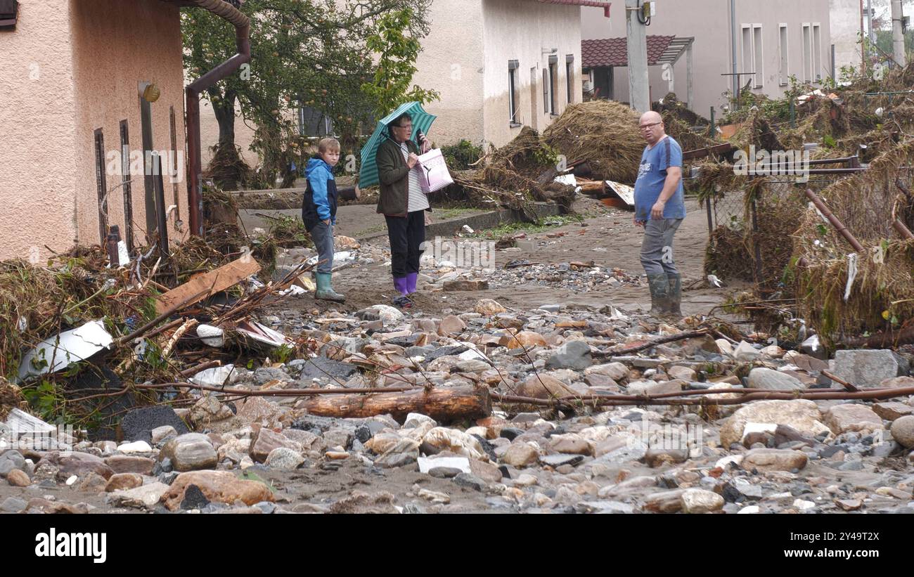 Die Pegel a coulé dans Tschechien. DAS Ausmaß der schlimmen Flutkatastrophe wird immer mehr sichtbar. ALS Hotspot entwickelt sich das Altvatergebirge. Der Fluss Bala Glucholaska führte ein massives Jahrhunderthochwasser. Die Schäden sind gewaltig und mit dem Ahrtalhochwasser vergleichbar. IM Ort Mikulovice Deutsch Niklasdorf stehen die Menschen teilweise vor den Trümmern ihrer Häuser. Die Flut beschädigte Wohnhäuser SO massiv, dass sie unbewohnbar sind. Häuserkanten wurden weggespült. Die Infrastruktur Stark beschädigt. Brücken wurden weggerissen, Straßen wurden vom Wasser verschluckt. À Wohngeb Banque D'Images