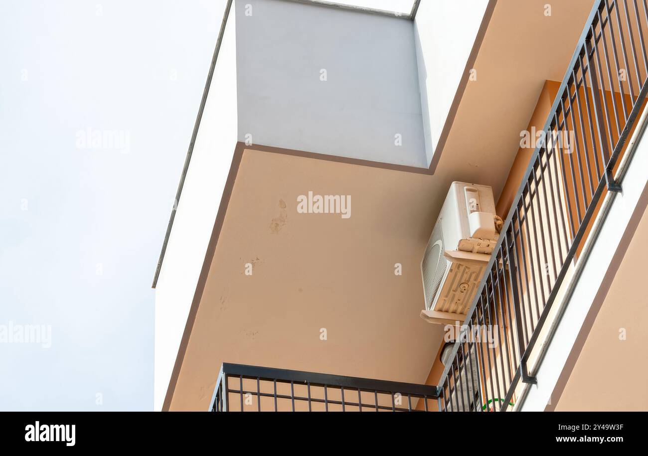 Les taches d'infiltration d'eau sont visibles sur le plafond d'un balcon avec un climatiseur Banque D'Images