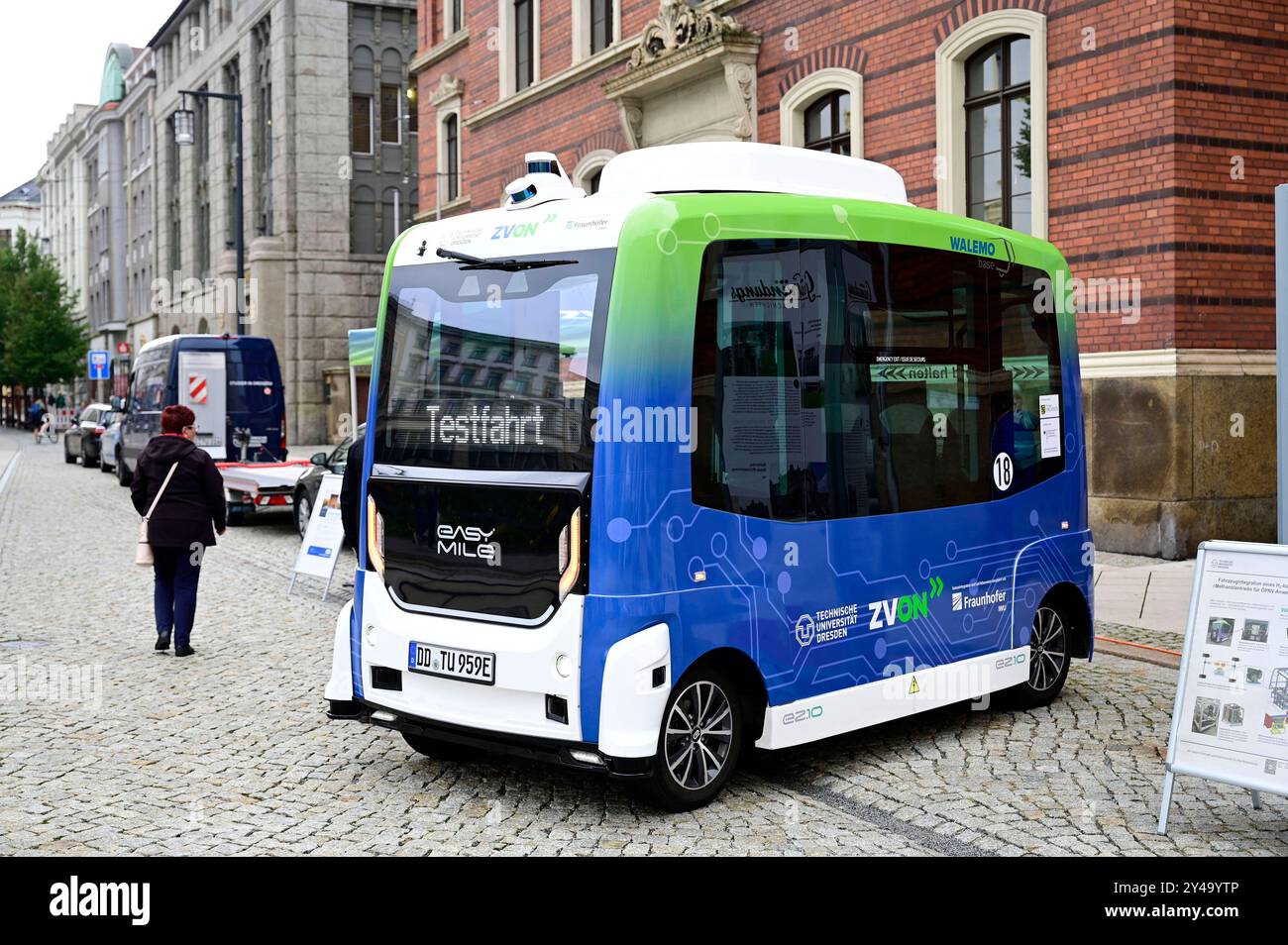 Ein autonomes WALEMObase-Fahrzeug auf der Ausstellungsmeile rund um Forschung und Praxis zur Zukunft der Mobilität anlässlich der Europäischen Mobilitätswoche auf dem Postplatz. WALEMO steht für Wasserstoff, Leichtbau und autonome Mobilität. Görlitz, 16.09.2024 *** un véhicule autonome WALEMObase à l'exposition Mile around Research and Practice on the future of Mobility à l'occasion de la semaine européenne de la mobilité sur Postplatz WALEMO signifie hydrogène, construction légère et mobilité autonome Görlitz, 16 09 2024 Foto:XM.xWehnertx/xFuturexImagex mobilitatswoche 4902 Banque D'Images