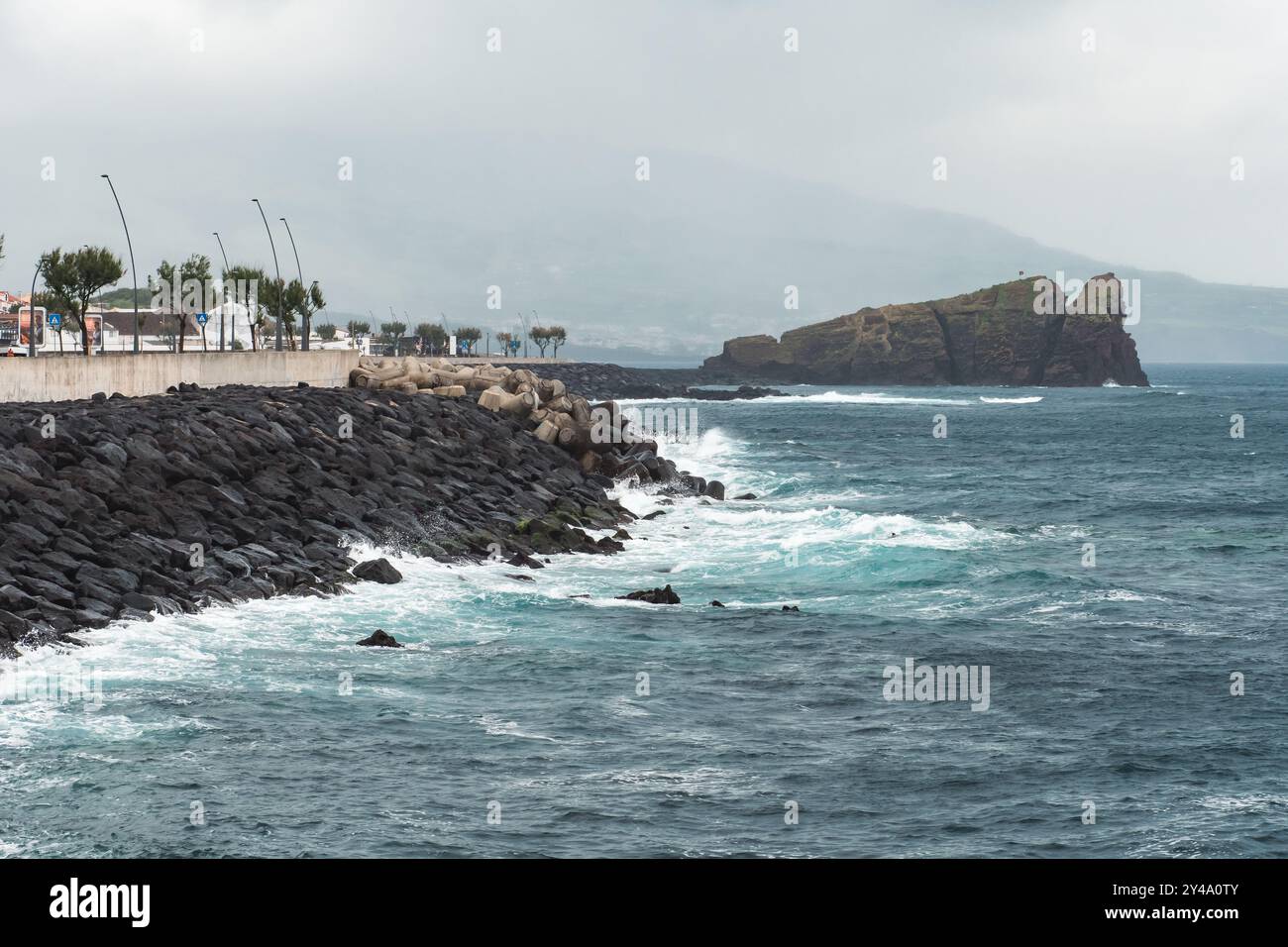 Ponta Delgada, Îles Açores, Portugal - 26 avril 2017 : vue côtière couverte avec formation rocheuse emblématique. Banque D'Images