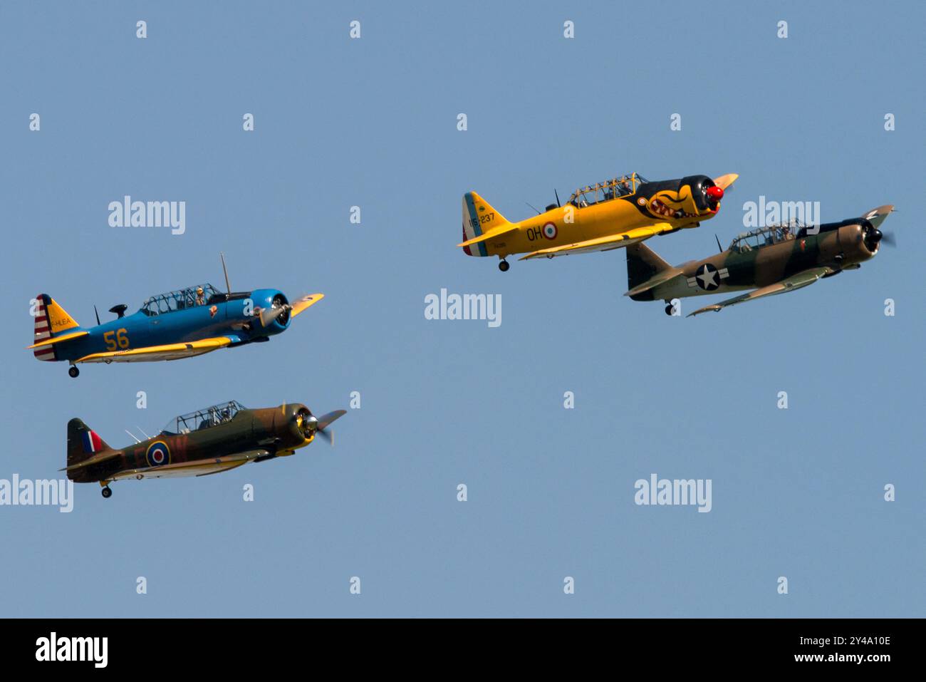 Melun Villaroche, France. 15 septembre 2024. Chasseurs T-6 nord-américains en vol le 15 septembre 2024 à l'aéroport de Melun-Villaroche. Le salon aérien Air Legend est un événement qui a lieu chaque année, pendant le deuxième week-end de septembre, à l’aérodrome de Melun-Villaroche, à 40 km au sud-est de Paris, en France. Ce spectacle exceptionnel présente des démonstrations de vol d’avions légendaires, rarement ou jamais vus en France. Photo de Denis Prezat/ABACAPRESS. COM Credit : Abaca Press/Alamy Live News Banque D'Images