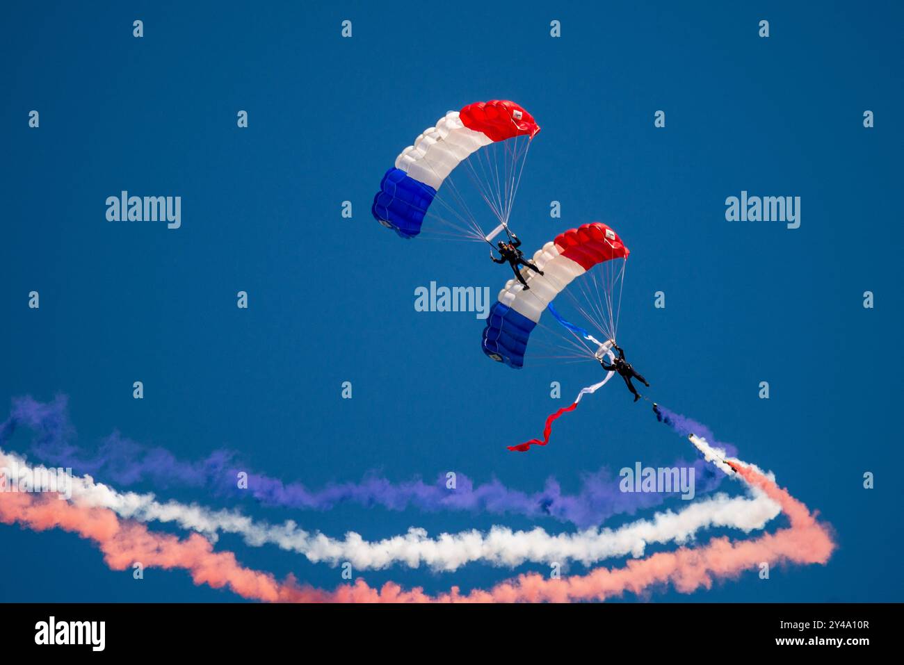 Melun Villaroche, France. 15 septembre 2024. Parachutistes en vol le 15 septembre 2024 à l'aéroport de Melun-Villaroche. Le salon aérien Air Legend est un événement qui a lieu chaque année, pendant le deuxième week-end de septembre, à l’aérodrome de Melun-Villaroche, à 40 km au sud-est de Paris, en France. Ce spectacle exceptionnel présente des démonstrations de vol d’avions légendaires, rarement ou jamais vus en France. Photo de Denis Prezat/ABACAPRESS. COM Credit : Abaca Press/Alamy Live News Banque D'Images