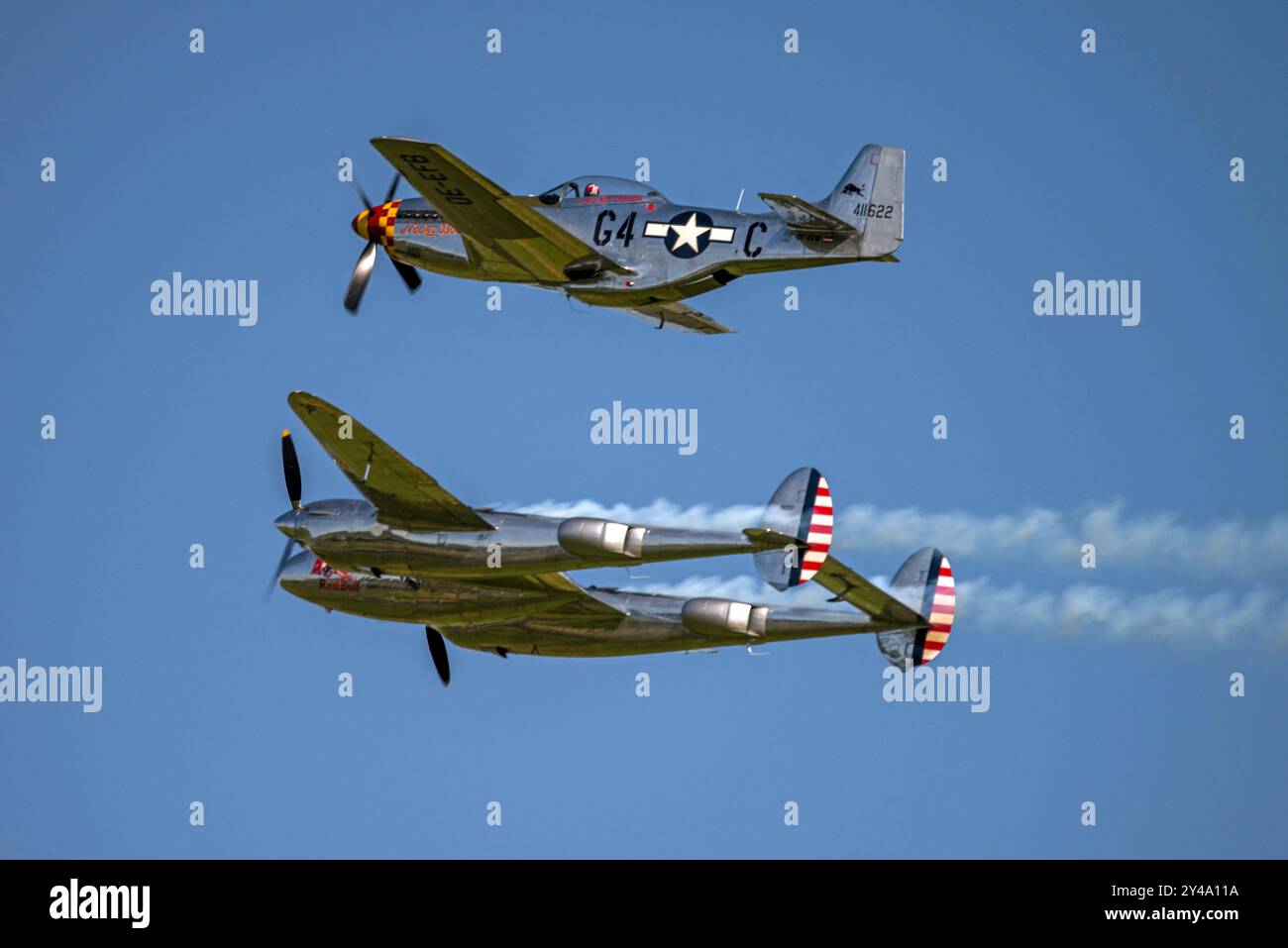 Melun Villaroche, France. 15 septembre 2024. Un Lockheed P-38 Lightning et un North American Aviation P-51 Mustang chasseurs en vol le 15 septembre 2024 à l'aéroport de Melun-Villaroche. Le salon aérien Air Legend est un événement qui a lieu chaque année, pendant le deuxième week-end de septembre, à l’aérodrome de Melun-Villaroche, à 40 km au sud-est de Paris, en France. Ce spectacle exceptionnel présente des démonstrations de vol d’avions légendaires, rarement ou jamais vus en France. Photo de Denis Prezat/ABACAPRESS. COM Credit : Abaca Press/Alamy Live News Banque D'Images