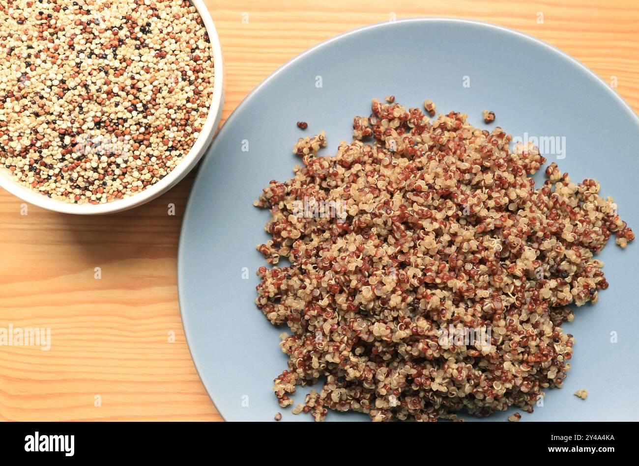 Assiette de délicieux quinoa tricolore bouilli avec un bol de graines saines et non cuites qui ont également cultivé dans les Highlands du nord de la Thaïlande Banque D'Images