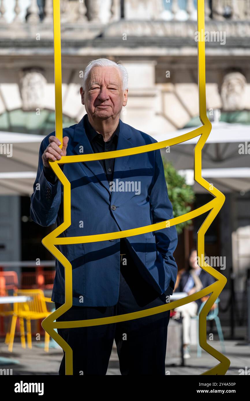 Londres, Royaume-Uni. 17 septembre 2024. Artiste Michael Craig-Martin RA en avant-première de son exposition personnelle à la Royal Academy of Arts. Ses grandes peintures caractéristiques et aux couleurs vives d'objets du quotidien, ainsi que la sculpture, la peinture et le dessin, ainsi que des installations dramatiques spécifiques au site et une nouvelle œuvre numérique immersive figurent parmi plus de 120 œuvres des années 1960 à nos jours exposées du 21 septembre au 10 décembre 2024. Credit : Stephen Chung / Alamy Live News Banque D'Images