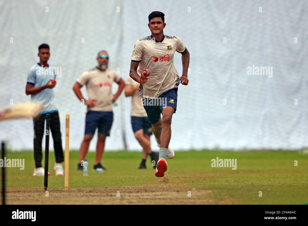 Pacer Nahid Rana (R) Bowl lors de la séance d'entraînement de l'équipe de test Bangladesh au SBNCS sous les entraîneurs locaux avant les deux séries de test de match contre In Banque D'Images