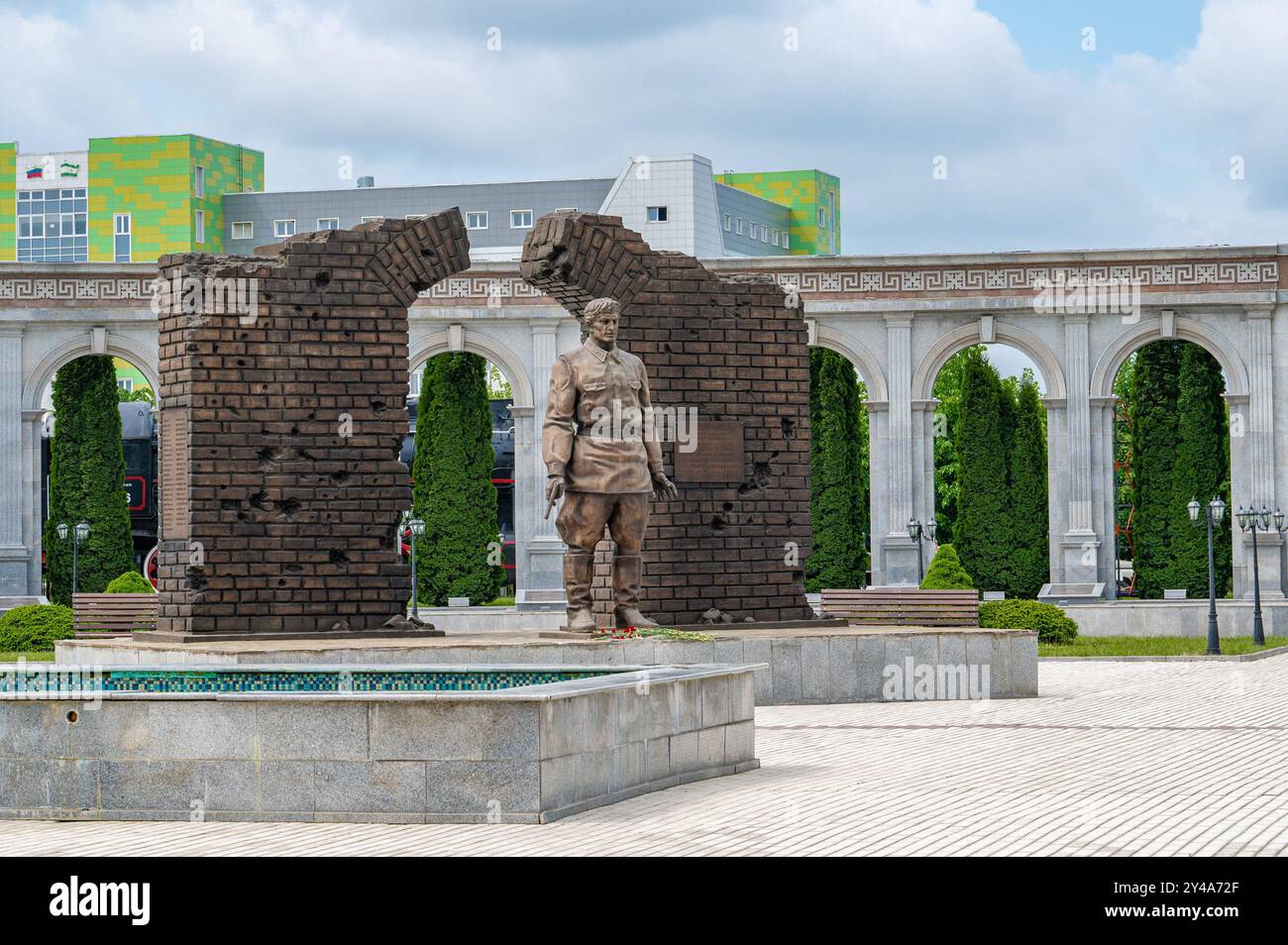 Nazran, Ingouchie, RUSSIE - 12 MAI 2024 : monument au dernier défenseur de la forteresse de Brest, le lieutenant Umatgirey Barkhanoyev. Le héros est représenté Banque D'Images