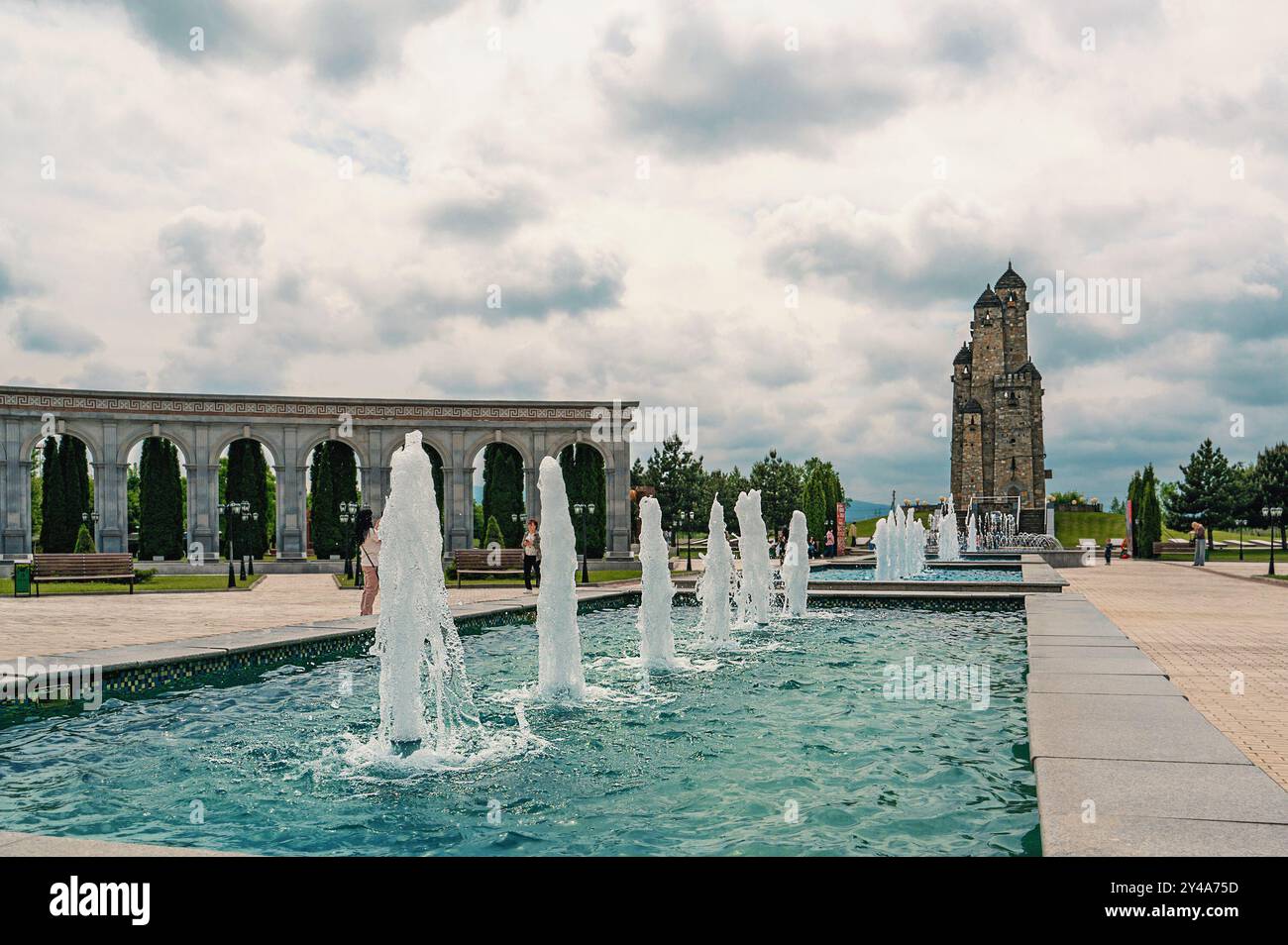 Nazran, Ingouchie, RUSSIE - 12 MAI 2024 : Musée des victimes de la répression, de la déportation et du conflit de l'automne 1992. Une structure commémorative i Banque D'Images