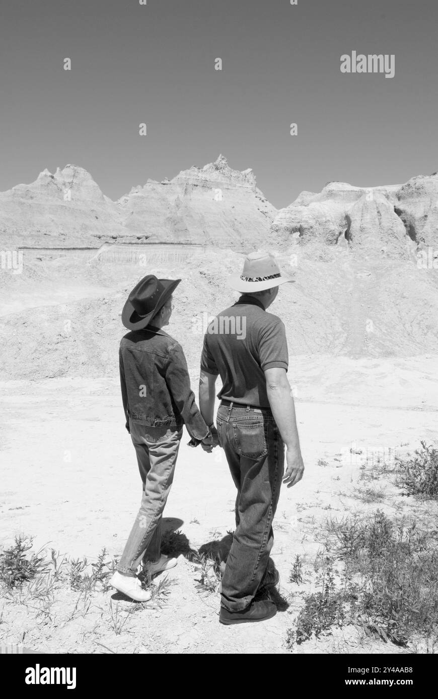 Couple caucasien, âgé de 55 à 60 ans, marchant le long d'un sentier pittoresque au parc national des Badlands, intérieur, Dakota du Sud, États-Unis. Banque D'Images