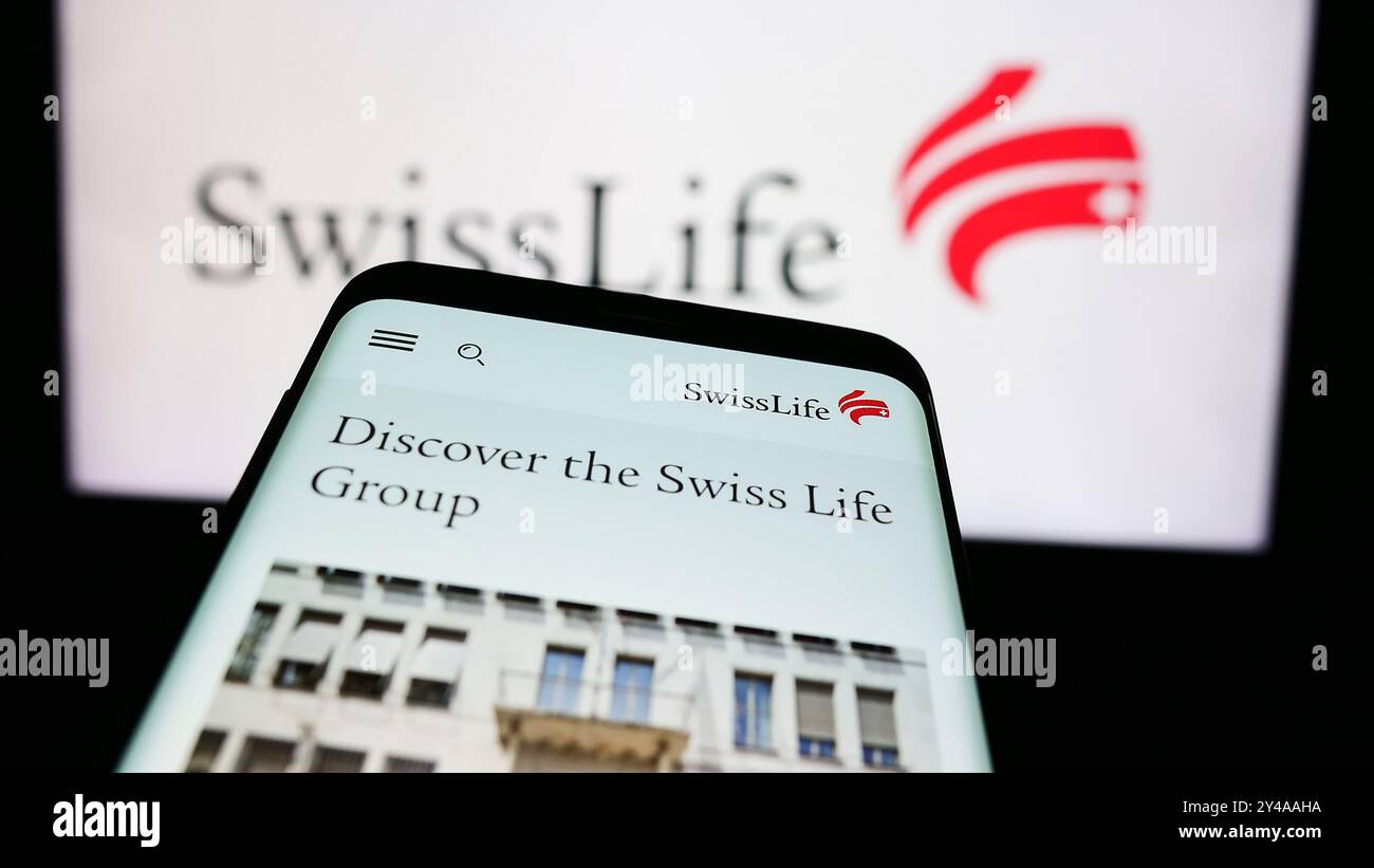 Allemagne. 16 août 2024. Dans cette illustration photo, un téléphone portable avec la page Web de la compagnie d'assurance Swiss Life Holding AG est vu devant le logo de l'entreprise. Crédit : SOPA images Limited/Alamy Live News Banque D'Images