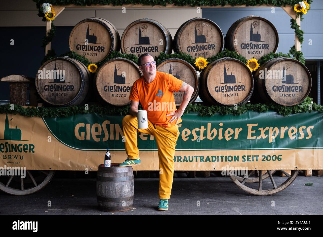 PRODUCTION - 17 septembre 2024, Bavière, Munich : Der Gründer und Geschäftsführer der Giesinger Biermanufaktur, Steffen Marx, steht vor einem Brauereiwagen. Jahrzehntelang GAB es nur sechs originale Münchner Brauereien, seit Kurzem darf sich auch Giesinger Bräu als siebtes Bier dazu zählen - und will darum nun auch auf die Wiesn. Photo : Lukas Barth/dpa Banque D'Images