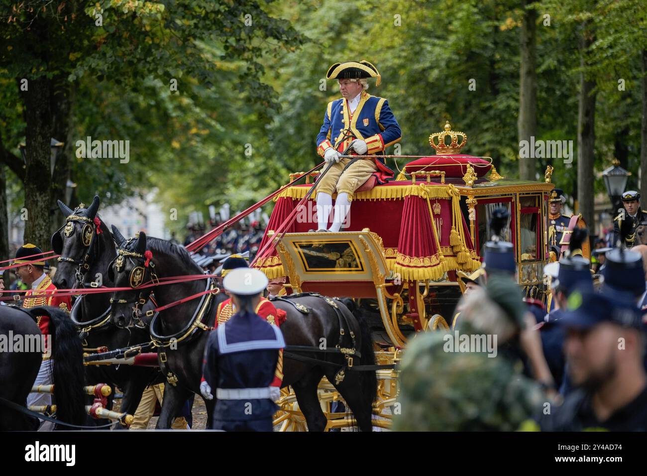17 septembre 2024. Pays-Bas, DEN HAAG - la calèche de verre relie le palais de Noordeinde au Théâtre Royal en passant par Lange Voorhout. Le roi Willem-Alexander a lu le discours du trône dans le théâtre. Crédit : ANP/Alamy Live News Banque D'Images