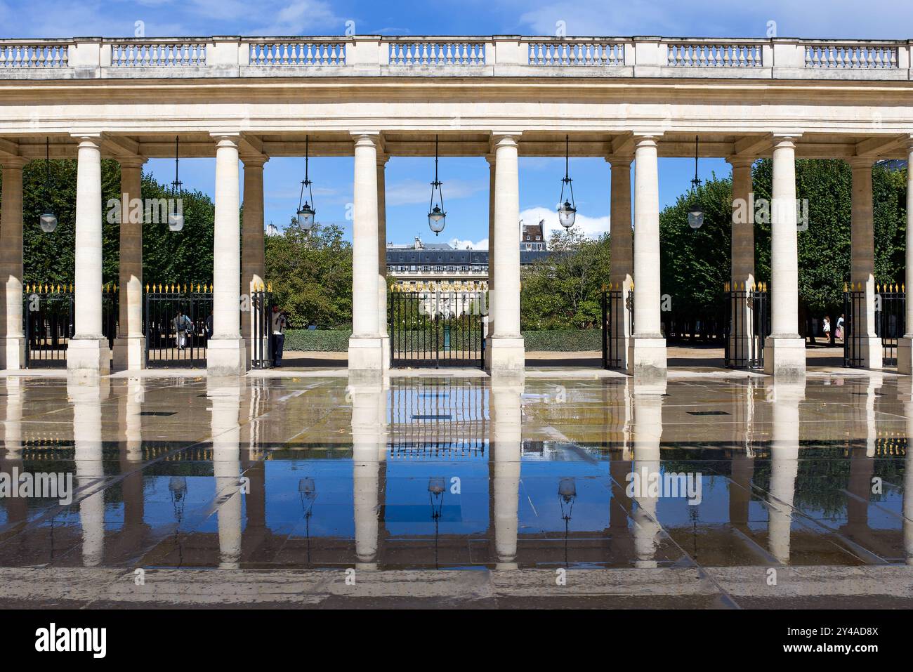 Paris, France 09.12.2024 reflet dans l'eau des colonnes et du jardin du Palais Royal par une journée ensoleillée d'été Banque D'Images Paris, France 09.12.2024 reflet dans l'eau des colonnes et du jardin du Palais Royal par une journée ensoleillée d'été Banque D'Images