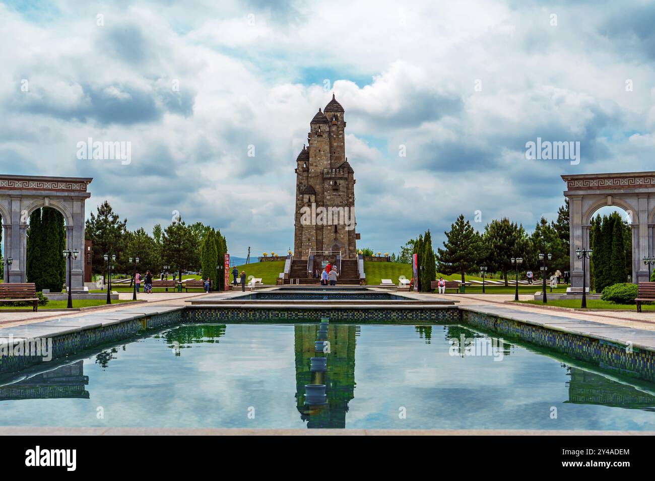 Nazran, Ingouchie, RUSSIE - 12 MAI 2024 : Musée des victimes de la répression, de la déportation et du conflit de l'automne 1992. Une structure commémorative i Banque D'Images