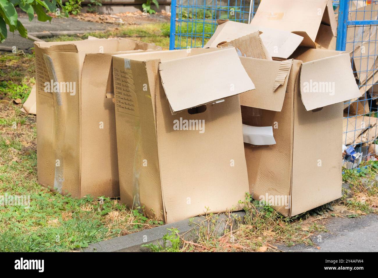 Le carton et les déchets de papier sont emballés pour le recyclage. Déchets empilés. Pile de carton est trié pour recyclé. Banque D'Images