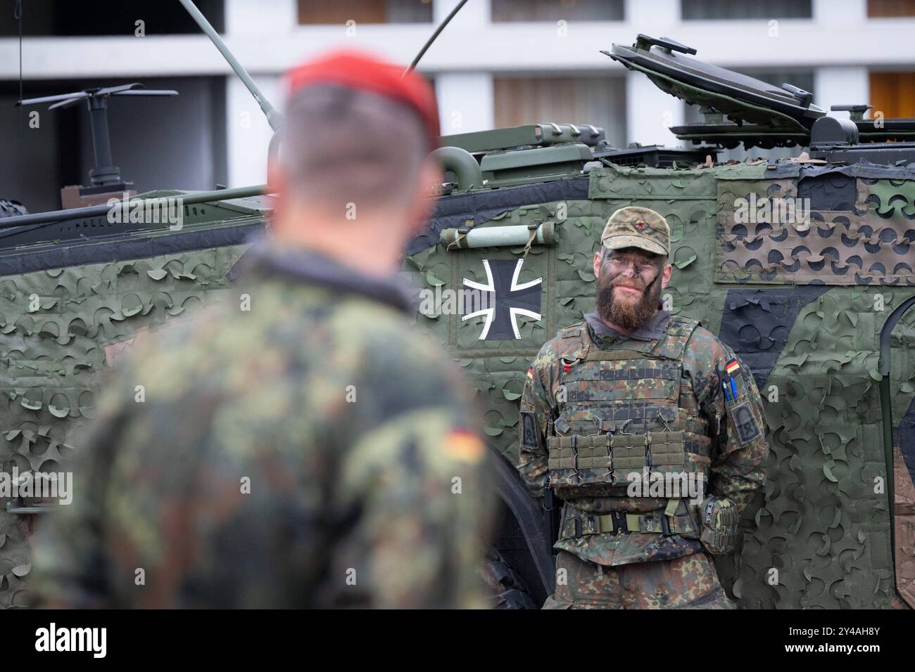 Vorne Oberst Olaf TUNEKE, Leiter der Artillerieschule, im Hintergrund ein soldat vor einem Aufklaerungsfahrzeug FENNEK, Bundesverteidigungsminister Boris Pistorius besucht die Artillerieschule in Idar-Oberstein AM 16.09.2024, *** devant le colonel Olaf TUNEKE, chef de l'école d'artillerie de défense, en arrière-arrière-plan un soldat de l'école de l'armée de l'armée de l'armée de l'armée de l'école fédérale de reconnaissance de l'école de l'armée de l'Oberstein, ministre de l'Idar de l'école de l'armée de l'Oberstein 2024 visite de l'école de l'Oberstein Banque D'Images